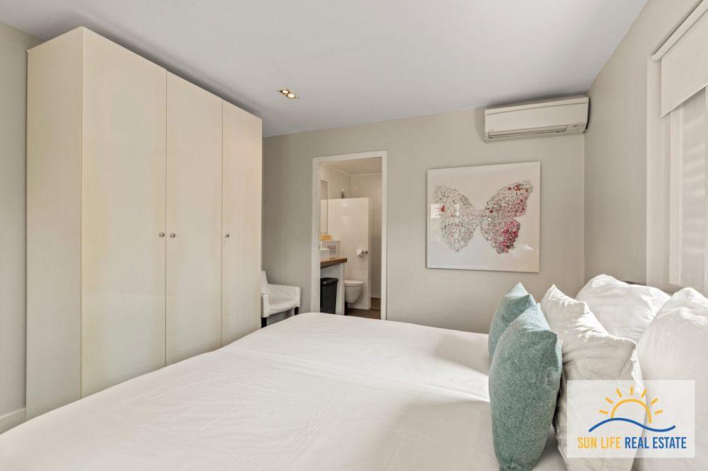 Tropical Villa For Sale in Vista Royal