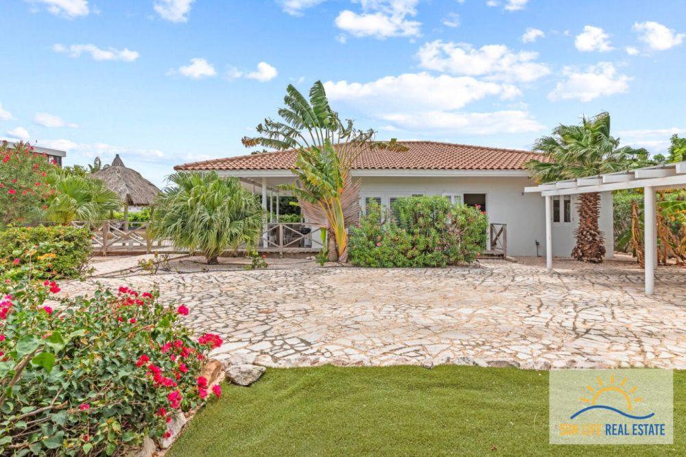 Tropical Villa For Sale in Vista Royal