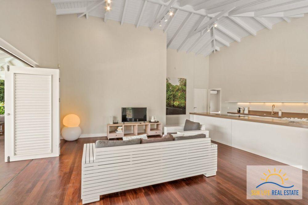 Tropical Villa For Sale in Vista Royal