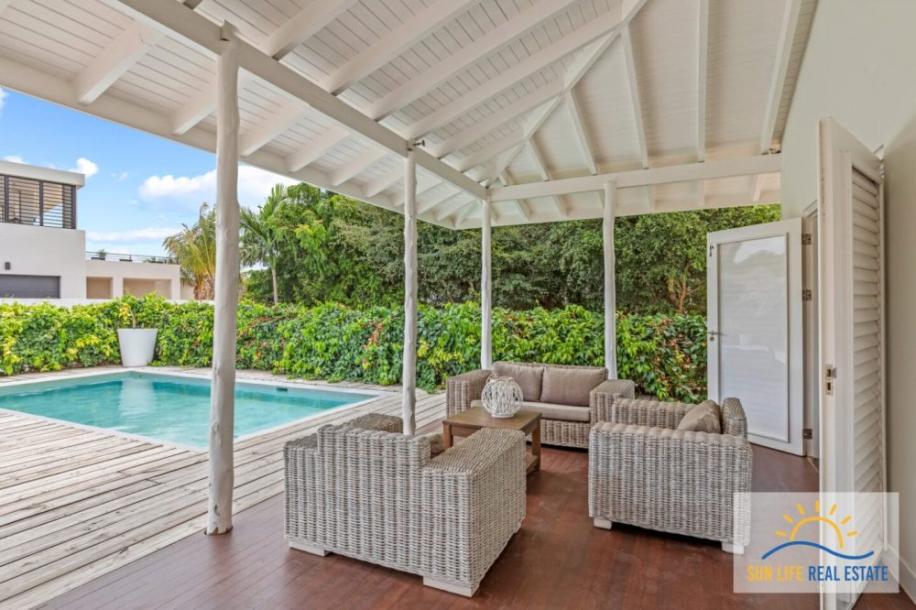 Tropical Villa For Sale in Vista Royal-17