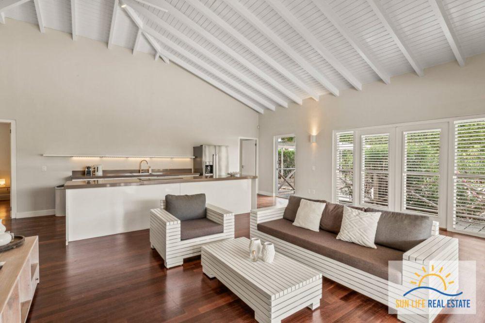 Tropical Villa For Sale in Vista Royal