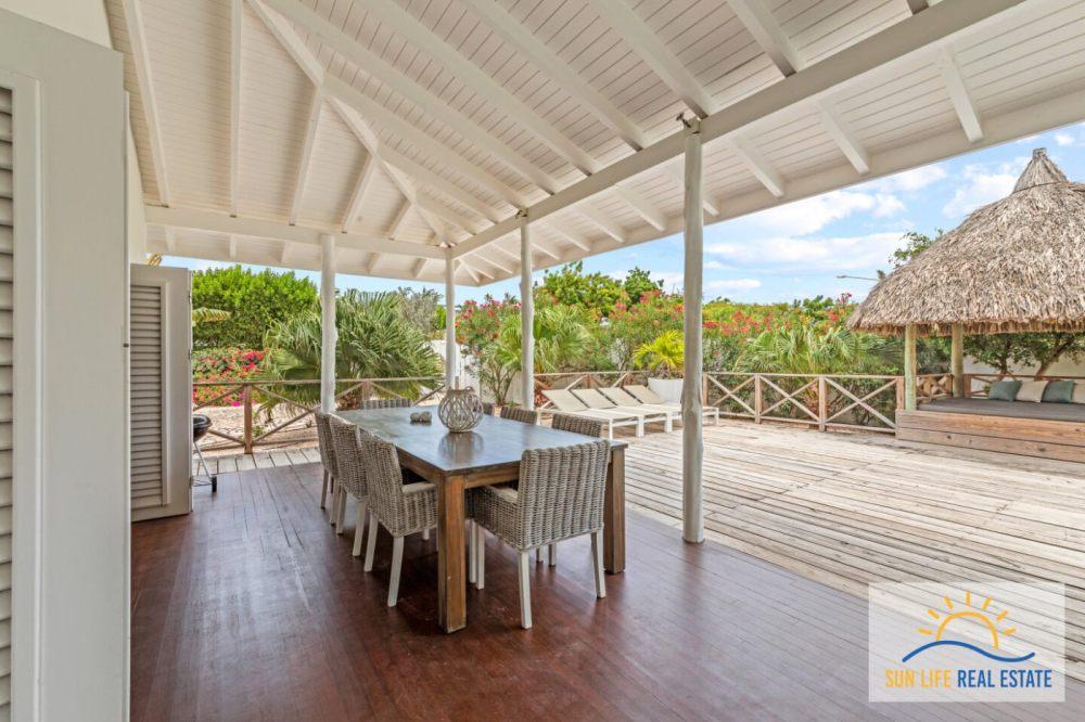 Tropical Villa For Sale in Vista Royal