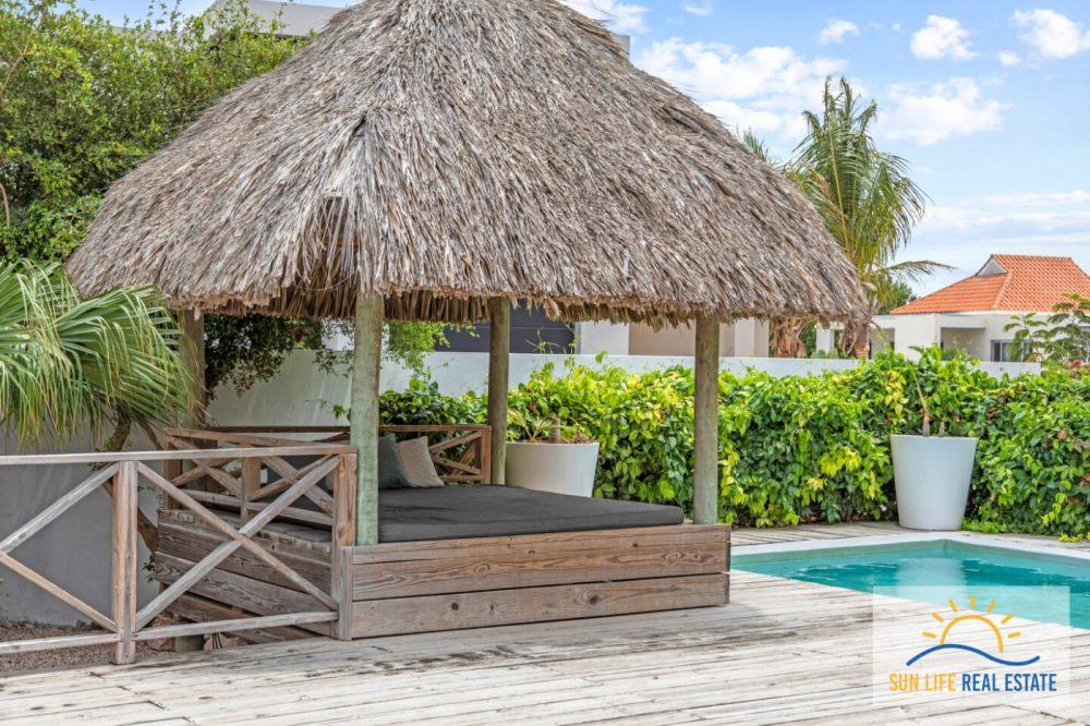 Tropical Villa For Sale in Vista Royal